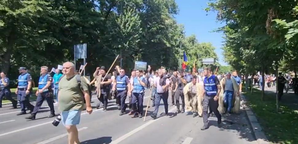 Instigatori printre fermierii care protestează în Piața Victoriei. O parte dintre protestatari refuză să plece acasă 1089107