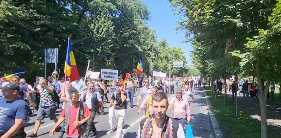 Instigatori printre fermierii care protestează în Piața Victoriei. O parte dintre protestatari refuză să plece acasă 1089108