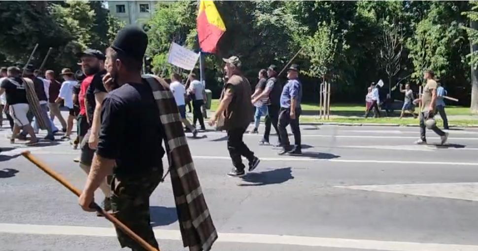 Instigatori printre fermierii care protestează în Piața Victoriei. O parte dintre protestatari refuză să plece acasă 1089109
