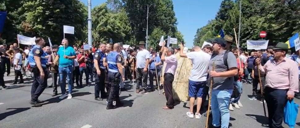 Instigatori printre fermierii care protestează în Piața Victoriei. O parte dintre protestatari refuză să plece acasă 1089110
