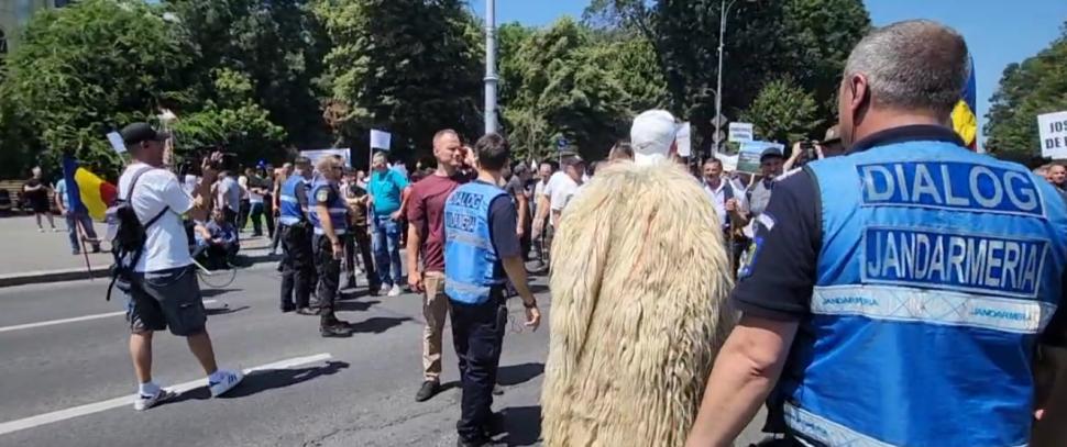 Instigatori printre fermierii care protestează în Piața Victoriei. O parte dintre protestatari refuză să plece acasă 1089112
