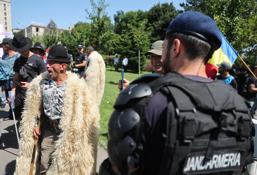 Instigatori printre fermierii care protestează în Piața Victoriei. O parte dintre protestatari refuză să plece acasă 1089174