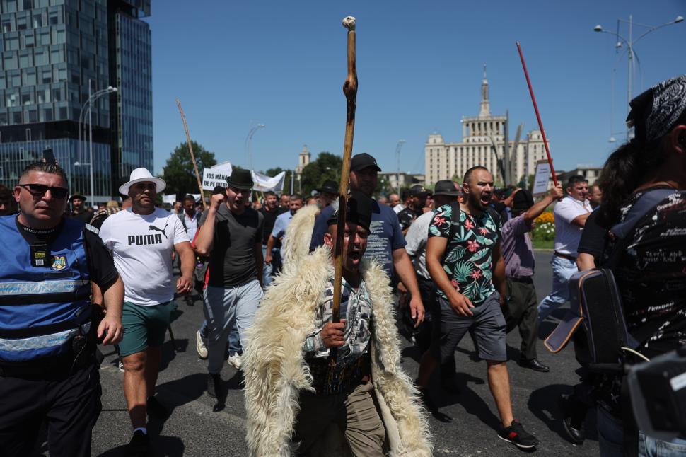 Instigatori printre fermierii care protestează în Piața Victoriei. O parte dintre protestatari refuză să plece acasă 1089175