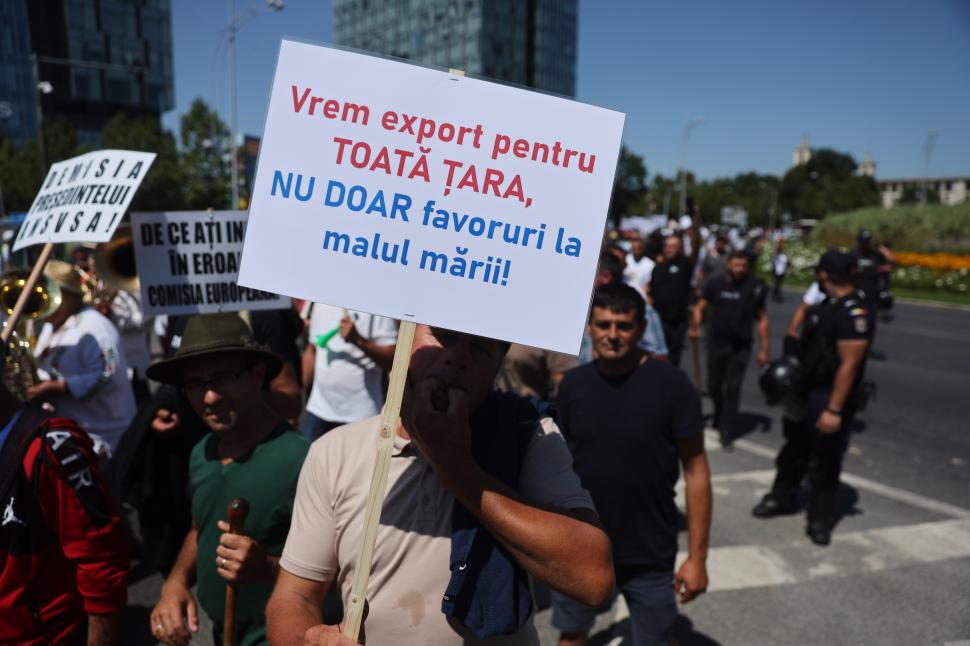 Instigatori printre fermierii care protestează în Piața Victoriei. O parte dintre protestatari refuză să plece acasă 1089177