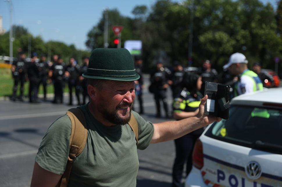Instigatori printre fermierii care protestează în Piața Victoriei. O parte dintre protestatari refuză să plece acasă 1089178