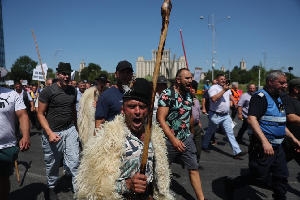 Instigatori printre fermierii care protestează în Piața Victoriei. O parte dintre protestatari refuză să plece acasă 1089179