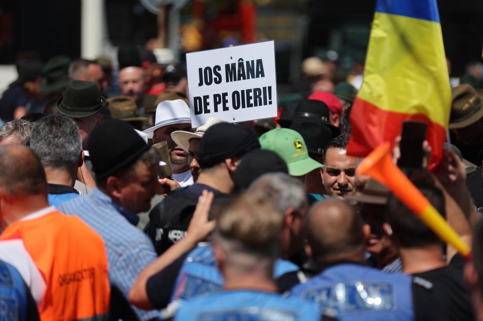 Instigatori printre fermierii care protestează în Piața Victoriei. O parte dintre protestatari refuză să plece acasă 1089180