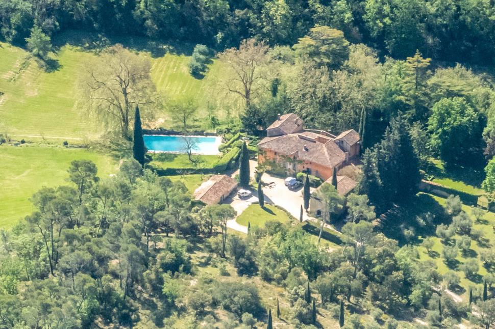 George și Amal Clooney și-au părăsit castelul din Franța, din cauza incendiilor: "Nu știm dacă va rezista focului" 1089192
