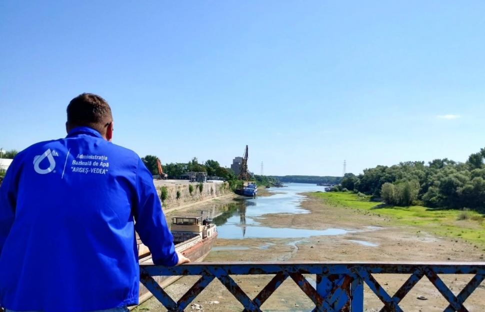 Imagini incredibile cu Dunărea secată, publicate de Apele Române. Vapoarele zac în nămol 1089312