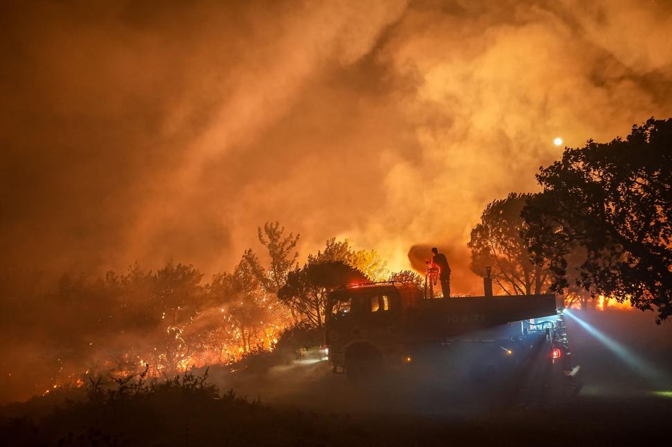 Incendiile pârjolesc Europa. Noi imagini cu dezastrul lăsat în urmă de flăcări în Spania şi Franţa. Grecia, Portugalia, în alertă 1089318