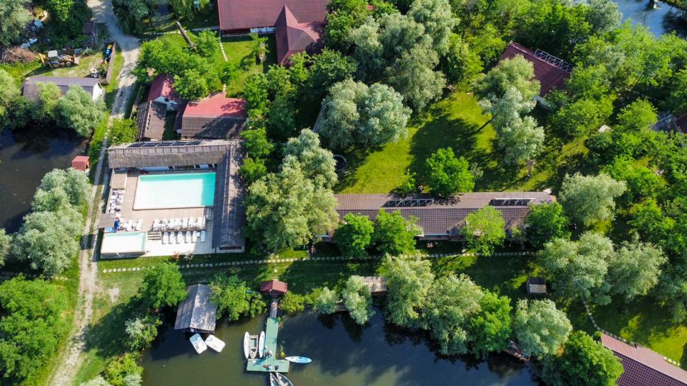 O insulă privată din Delta Dunării se vinde iar prețul tocmai s-a prăbușit. Are locuri de cazare, restaurant și piscină 1089038