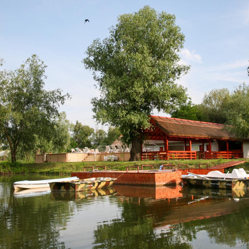 O insulă privată din Delta Dunării se vinde iar prețul tocmai s-a prăbușit. Are locuri de cazare, restaurant și piscină 1089039