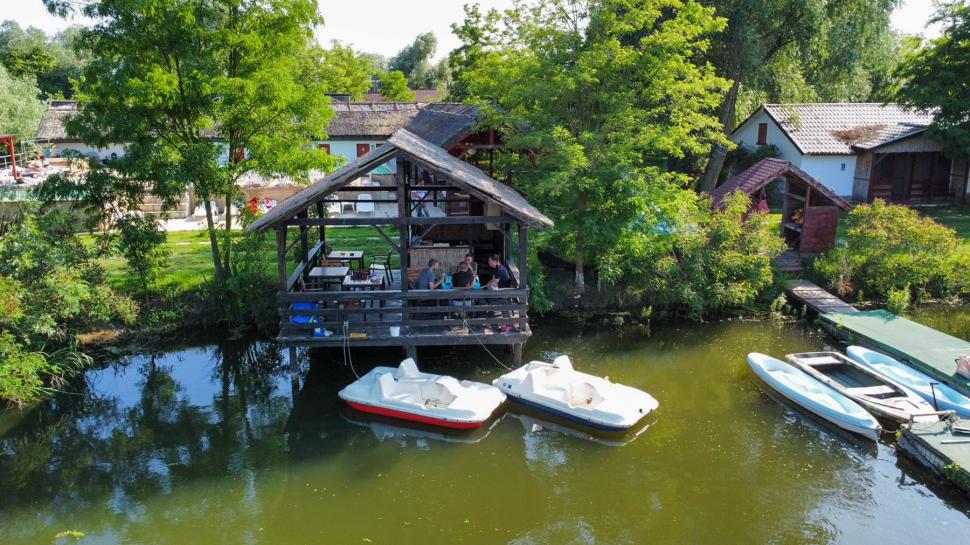 O insulă privată din Delta Dunării se vinde iar prețul tocmai s-a prăbușit. Are locuri de cazare, restaurant și piscină 1089040