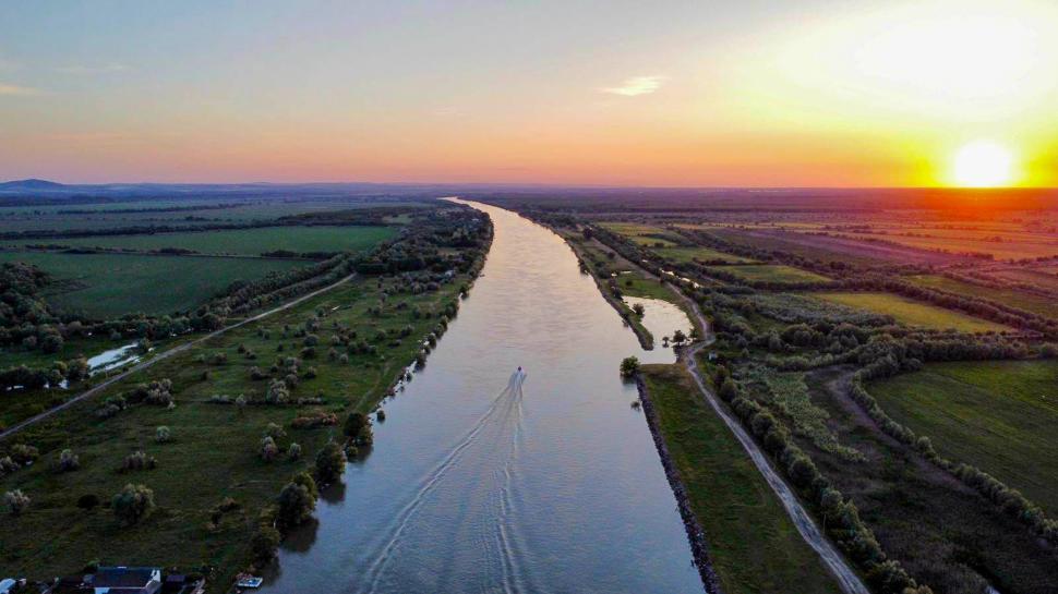 O insulă privată din Delta Dunării se vinde iar prețul tocmai s-a prăbușit. Are locuri de cazare, restaurant și piscină 1089042