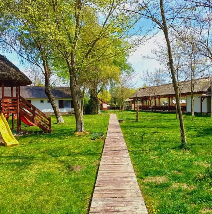O insulă privată din Delta Dunării se vinde iar prețul tocmai s-a prăbușit. Are locuri de cazare, restaurant și piscină 1089047
