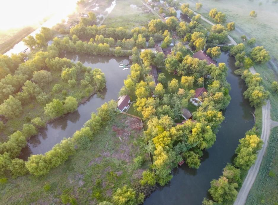 O insulă privată din Delta Dunării se vinde iar prețul tocmai s-a prăbușit. Are locuri de cazare, restaurant și piscină 1089048