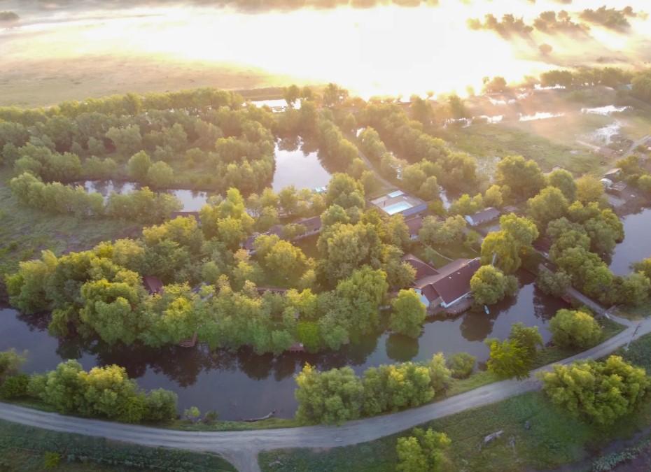 O insulă privată din Delta Dunării se vinde iar prețul tocmai s-a prăbușit. Are locuri de cazare, restaurant și piscină 1089049