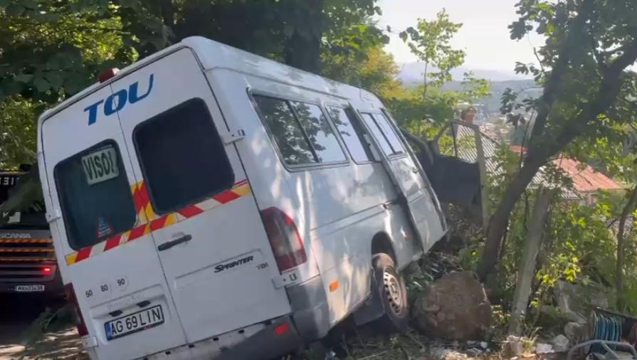 Accident grav cu echipa de fotbal Dinamo 2. Microbuzul în care se aflau jucătorii a intrat într-un copac. Maseurul echipei a murit 1089419