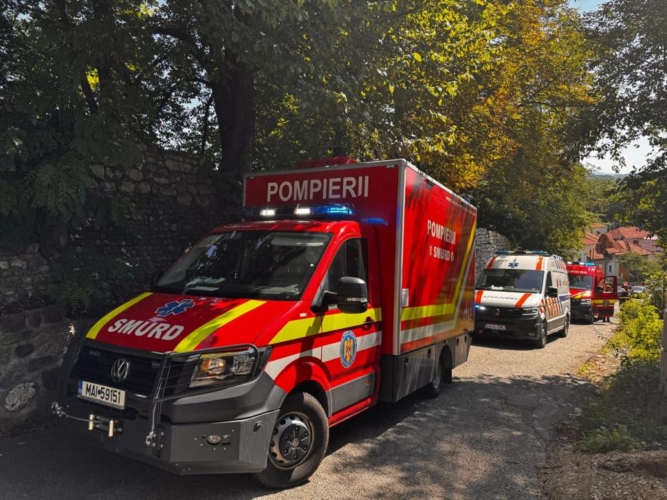Accident grav cu echipa de fotbal Dinamo 2. Microbuzul în care se aflau jucătorii a intrat într-un copac. Maseurul echipei a murit 1089428