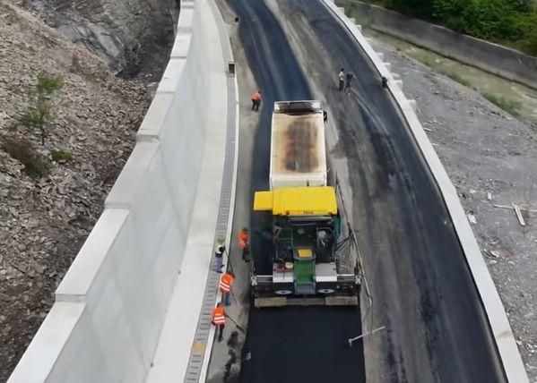 Centura Comarnic se apropie de finalizare. A început turnarea asfaltului: "Lucrările avansează conform graficului" 1089843