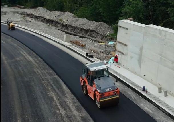 Centura Comarnic se apropie de finalizare. A început turnarea asfaltului: "Lucrările avansează conform graficului" 1089844