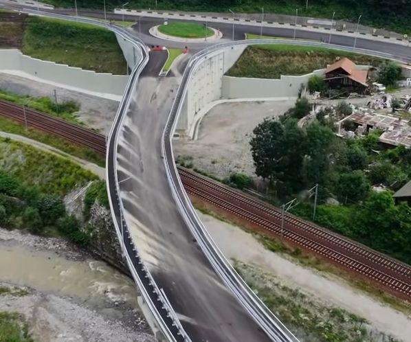 Centura Comarnic se apropie de finalizare. A început turnarea asfaltului: "Lucrările avansează conform graficului" 1089846