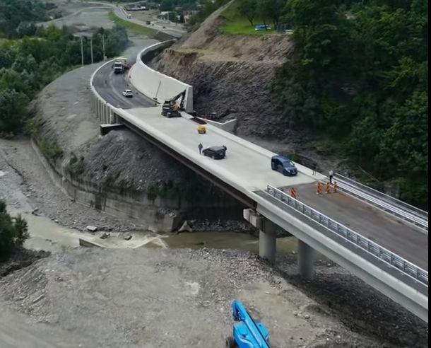 Centura Comarnic se apropie de finalizare. A început turnarea asfaltului: "Lucrările avansează conform graficului" 1089847