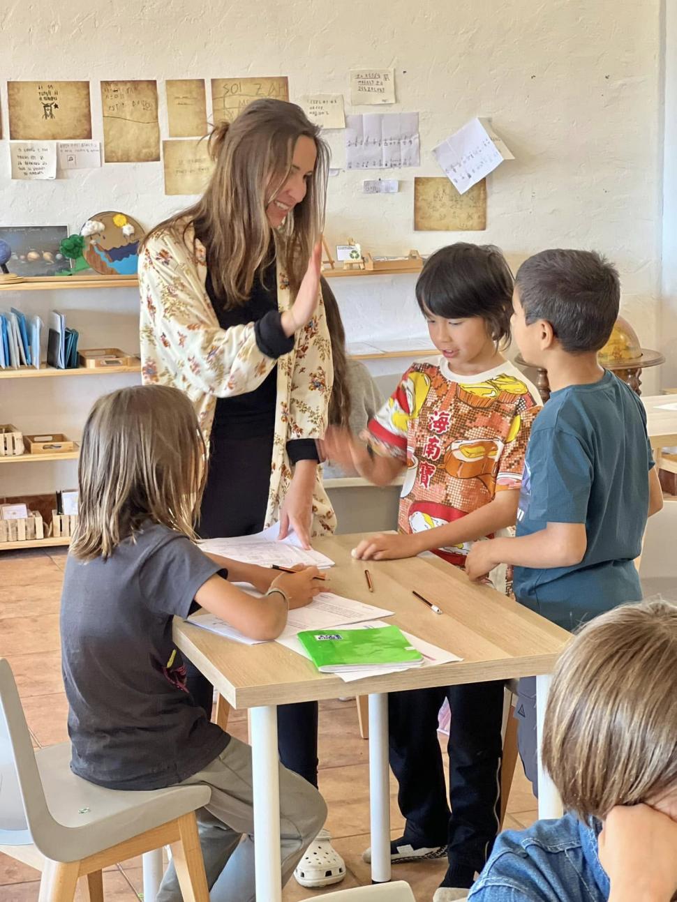 Cum au transformat doi români drama copilului lor într-un model de educație în Spania și au construit un mic "Turn Babel" fericit 1089696