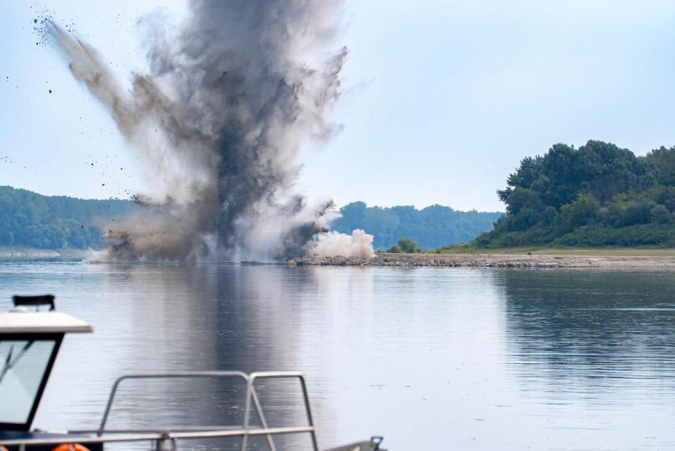 Stânca Pârjoaia de pe Dunăre a fost detonată cu 180 kg de explozibil. Urmează „operațiunea extrem de complexă” de scufundare a barjelor 1090059