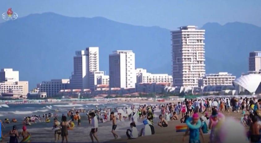 Imagini rare din Coreea de Nord, cu plaje pline de oameni fericiți și copii care se joacă în mare. Presa de stat le-a făcut publice 1090179
