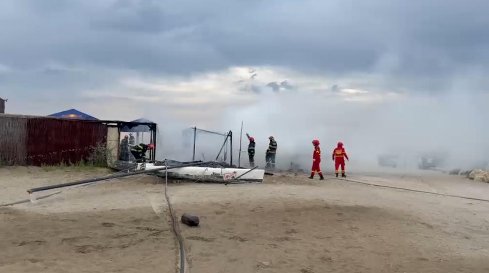 Incendiu pe plaja Zoom, în zona Faleză Nord din Constanța 1089950