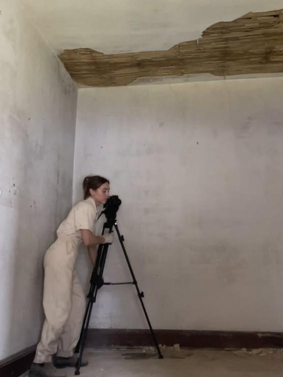 O femeie a cumpărat un magazin sătesc abandonat, vechi de 120 de ani, și arată cum îl transformă în casă. Face singură aproape totul 1090150