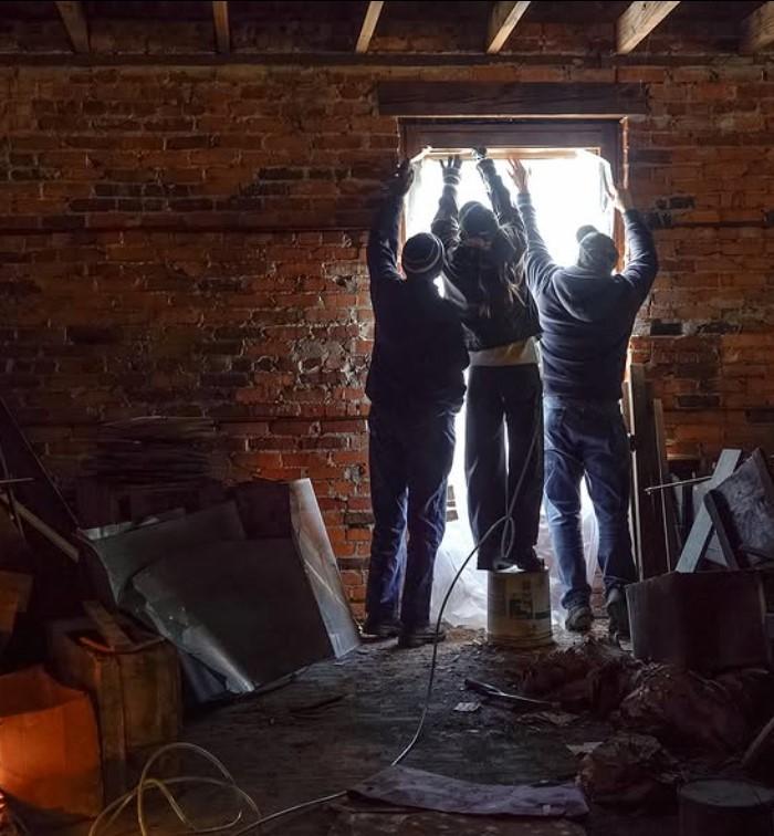 O femeie a cumpărat un magazin sătesc abandonat, vechi de 120 de ani, și arată cum îl transformă în casă. Face singură aproape totul 1090155
