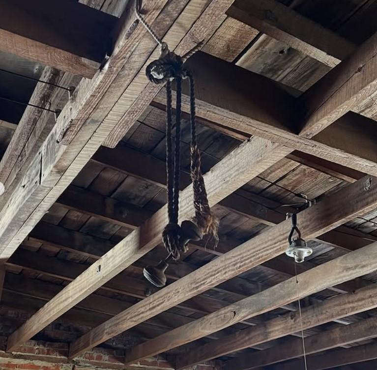 O femeie a cumpărat un magazin sătesc abandonat, vechi de 120 de ani, și arată cum îl transformă în casă. Face singură aproape totul 1090158