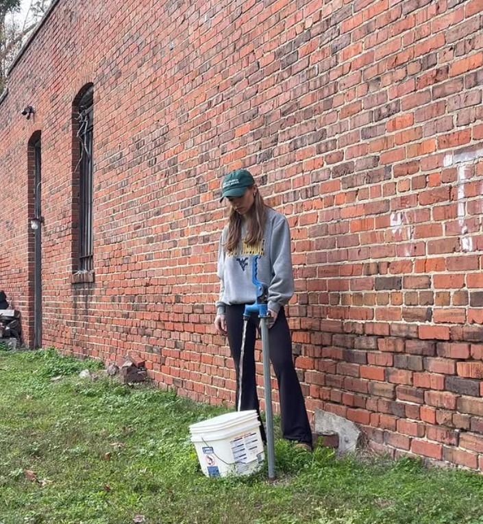 O femeie a cumpărat un magazin sătesc abandonat, vechi de 120 de ani, și arată cum îl transformă în casă. Face singură aproape totul 1090160