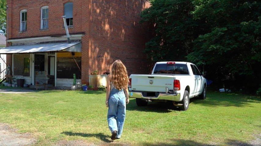 O femeie a cumpărat un magazin sătesc abandonat, vechi de 120 de ani, și arată cum îl transformă în casă. Face singură aproape totul 1090162