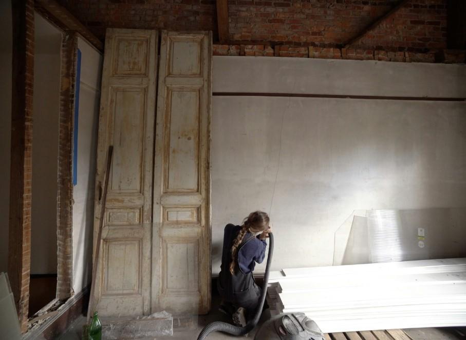 O femeie a cumpărat un magazin sătesc abandonat, vechi de 120 de ani, și arată cum îl transformă în casă. Face singură aproape totul 1090163