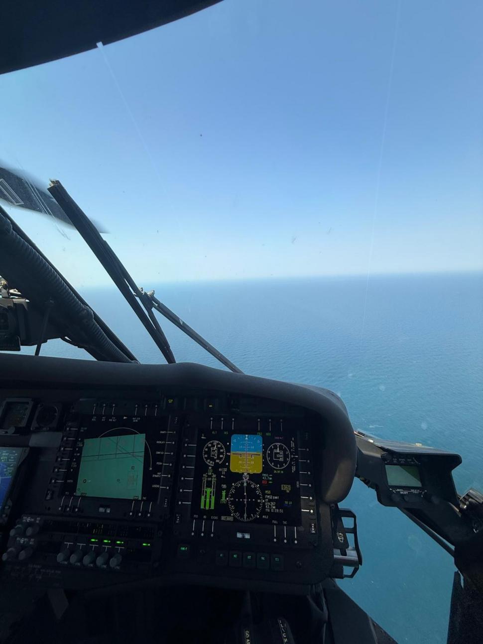 Misiune de salvare în Marea Neagră, la 90 de km de țărm. Un elicopter Black Hawk a preluat un rănit și l-a dus la spital 1090387