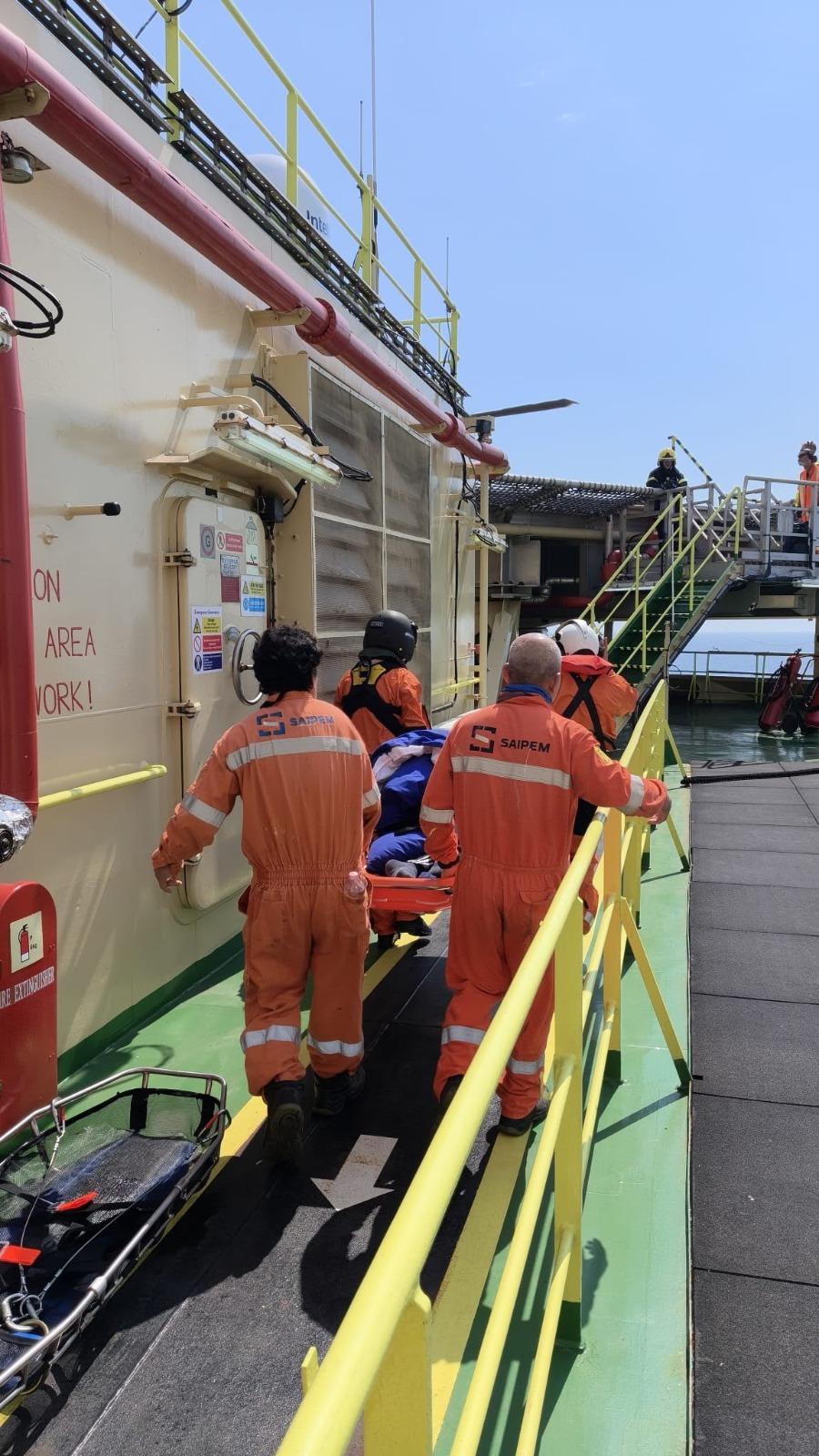 Misiune de salvare în Marea Neagră, la 90 de km de țărm. Un elicopter Black Hawk a preluat un rănit și l-a dus la spital 1090388