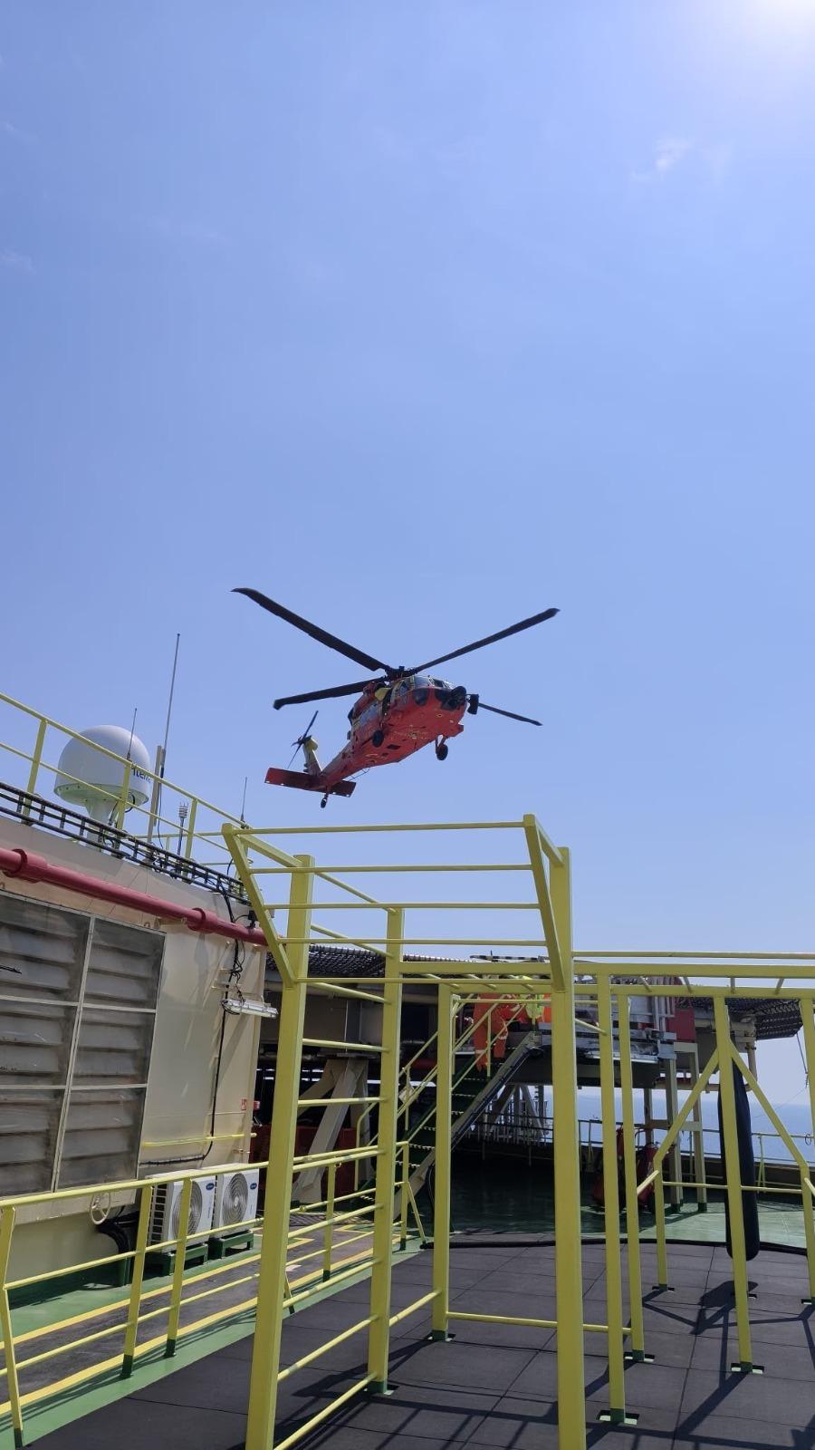 Misiune de salvare în Marea Neagră, la 90 de km de țărm. Un elicopter Black Hawk a preluat un rănit și l-a dus la spital 1090389