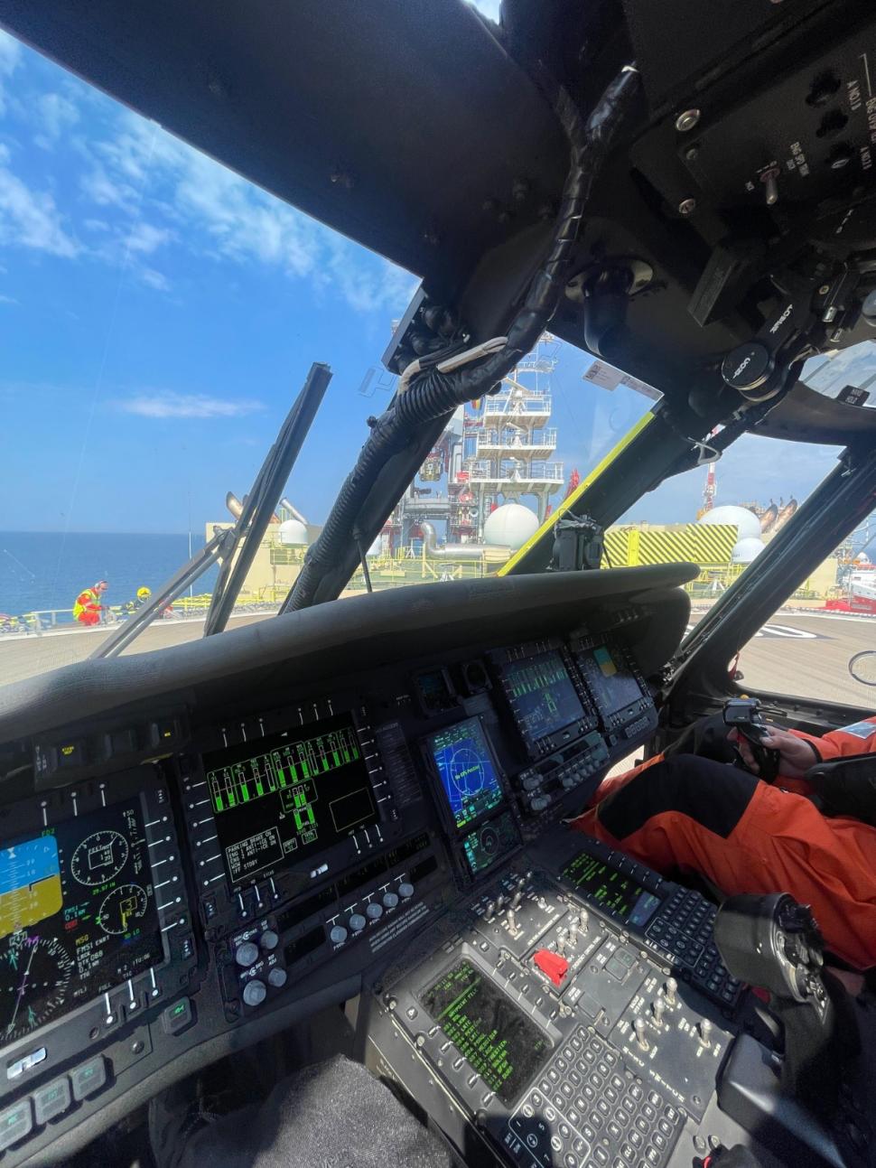 Misiune de salvare în Marea Neagră, la 90 de km de țărm. Un elicopter Black Hawk a preluat un rănit și l-a dus la spital 1090390