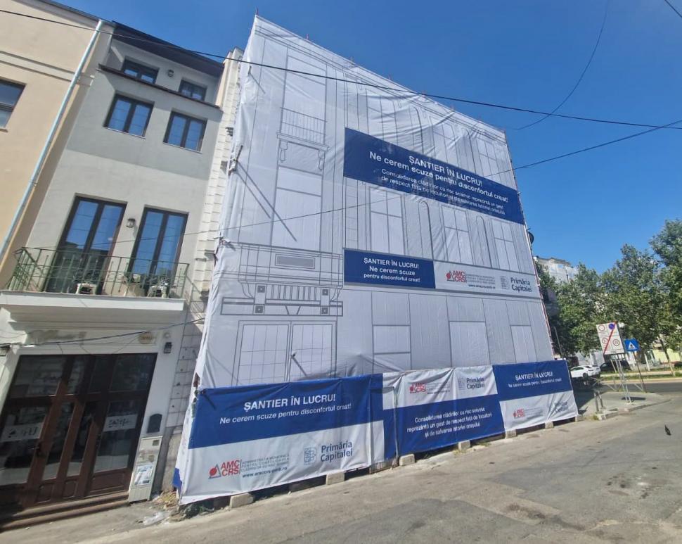 Cum "ascunde" Primăria clădirile în paragină din București. Imagini cu imobile acoperite de mesh-uri, pentru a masca ruinele 1090800