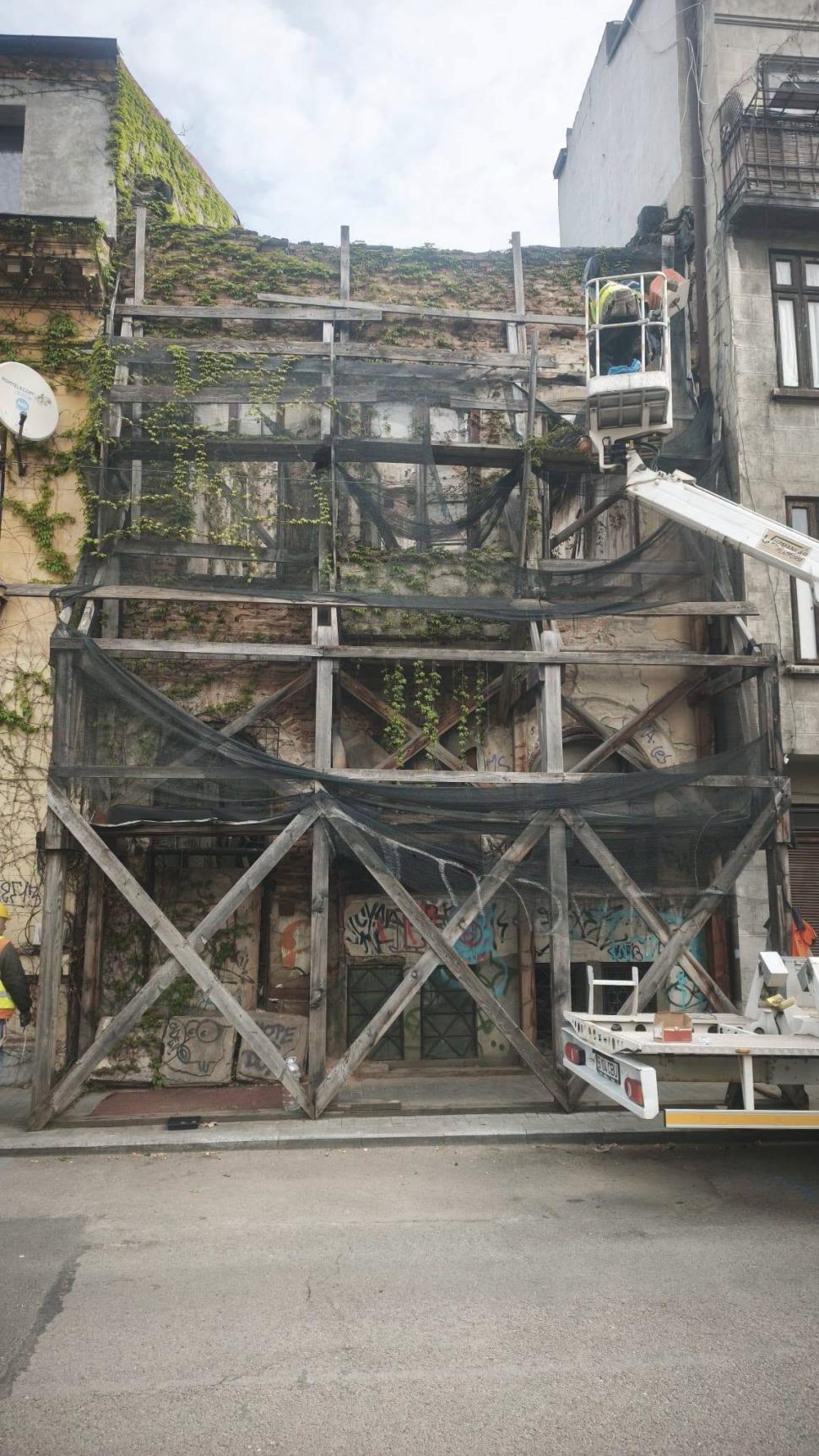 Cum "ascunde" Primăria clădirile în paragină din București. Imagini cu imobile acoperite de mesh-uri, pentru a masca ruinele 1090803
