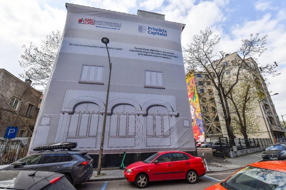 Cum "ascunde" Primăria clădirile în paragină din București. Imagini cu imobile acoperite de mesh-uri, pentru a masca ruinele 1090804