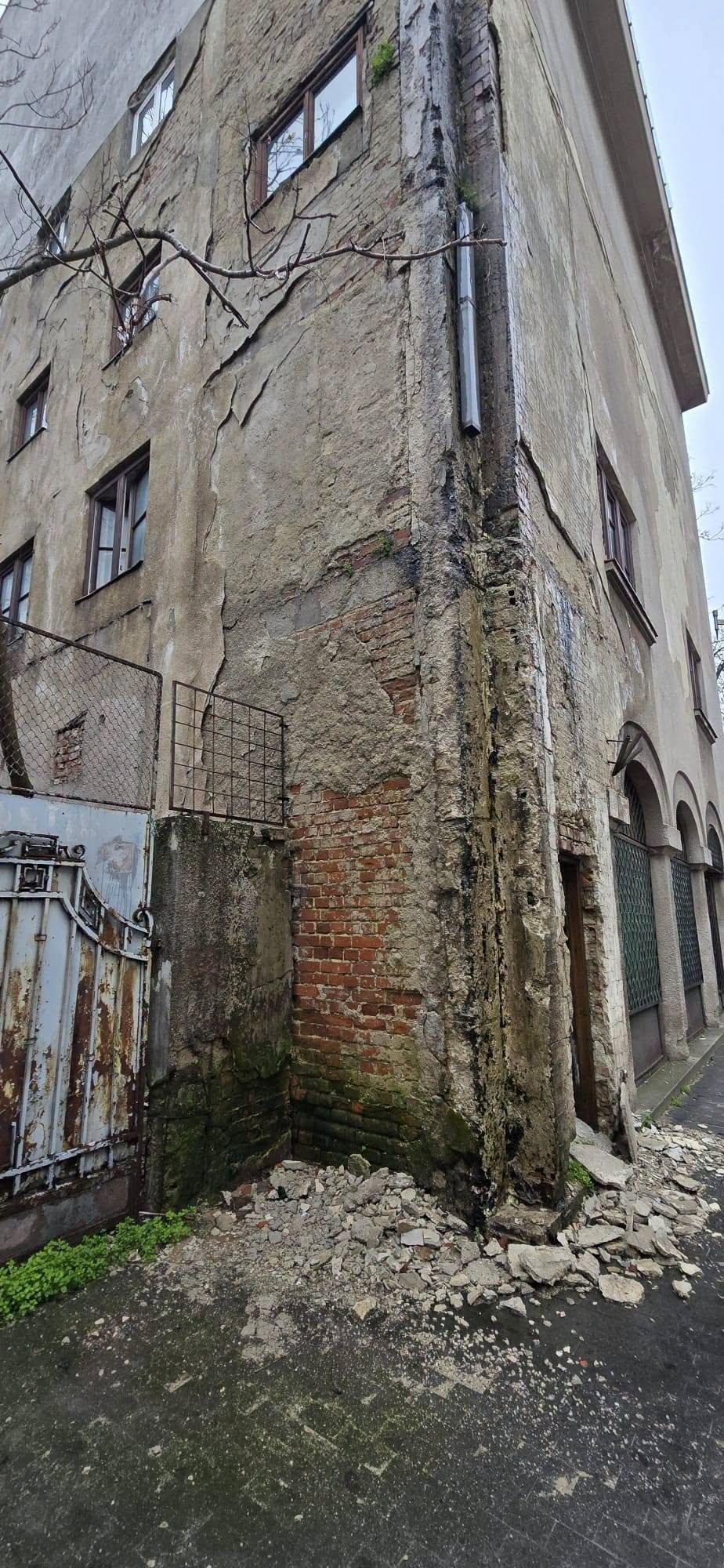 Cum "ascunde" Primăria clădirile în paragină din București. Imagini cu imobile acoperite de mesh-uri, pentru a masca ruinele 1090805