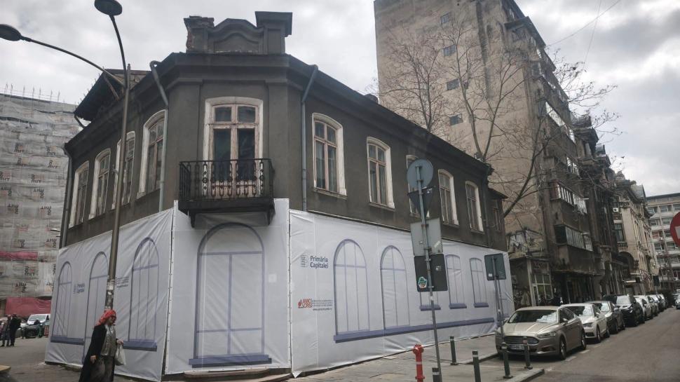 Cum "ascunde" Primăria clădirile în paragină din București. Imagini cu imobile acoperite de mesh-uri, pentru a masca ruinele 1090806