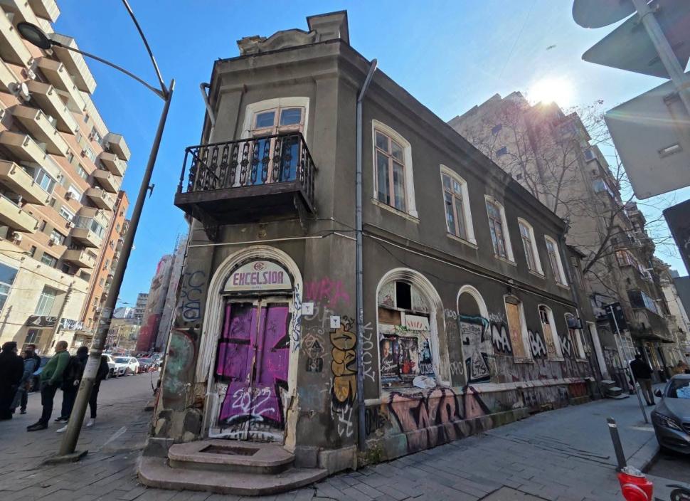 Cum "ascunde" Primăria clădirile în paragină din București. Imagini cu imobile acoperite de mesh-uri, pentru a masca ruinele 1090807