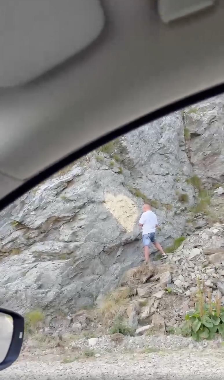 Bucureștean, făcut de râs pe internet: A fost filmat când desena o inimă pe stâncă, pe Transfăgărășan: „Anna, ține-ți prostul acasă” 1090878