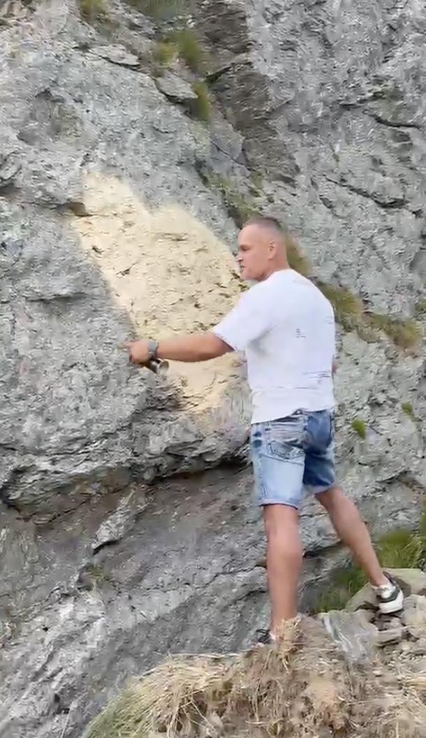Bucureștean, făcut de râs pe internet: A fost filmat când desena o inimă pe stâncă, pe Transfăgărășan: „Anna, ține-ți prostul acasă” 1090884