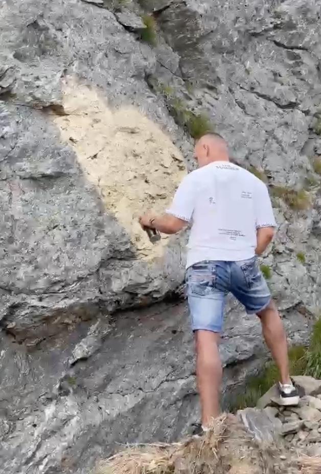 Bucureștean, făcut de râs pe internet: A fost filmat când desena o inimă pe stâncă, pe Transfăgărășan: „Anna, ține-ți prostul acasă” 1090885